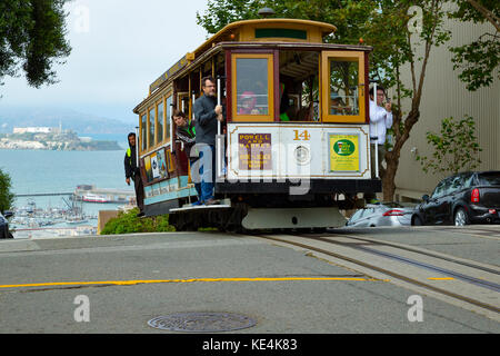 États-unis San Francisco Cable car 14, ligne 60 ligne powelll hyde sur la crête de Hyde Street sur haut de Russian Hill Banque D'Images