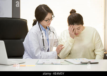 Portrait de femme médecin encourageant une jeune femme obèse Banque D'Images