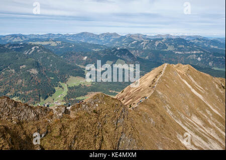 Randonneurs sur Fellhorn Ridge à Kleinwalsertal (vallée de Little Walser)/Vorarlberg. Banque D'Images