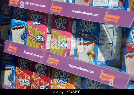 Boîtes de tartes pop dans une vitrine. Banque D'Images