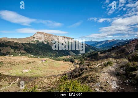 De Ochsenhofer Scharte dans la vallée de Schwarzwassertal avec vue sur le pic de Hoher IFEN à Kleinwalsertal (vallée de Little Walser)/Vorarlberg. Banque D'Images