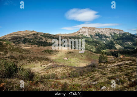 De Ochsenhofer Scharte dans la vallée de Schwarzwassertal avec vue sur le pic de Hoher IFEN à Kleinwalsertal (vallée de Little Walser)/Vorarlberg. Banque D'Images