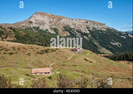 De Ochsenhofer Scharte dans la vallée de Schwarzwassertal avec vue sur le pic de Hoher IFEN à Kleinwalsertal (vallée de Little Walser)/Vorarlberg. Banque D'Images