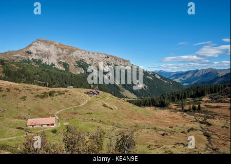 De Ochsenhofer Scharte dans la vallée de Schwarzwassertal avec vue sur le pic de Hoher IFEN à Kleinwalsertal (vallée de Little Walser)/Vorarlberg. Banque D'Images