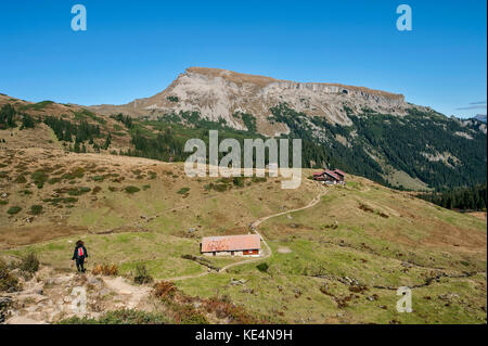 De Ochsenhofer Scharte dans la vallée de Schwarzwassertal avec vue sur le pic de Hoher IFEN à Kleinwalsertal (vallée de Little Walser)/Vorarlberg. Banque D'Images