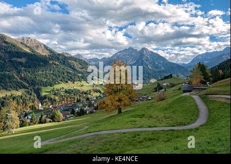 Vue sur Hirschegg depuis Hoehenweg à Kleinwalsertal (vallée de Little Walser)/Vorarlberg. Banque D'Images