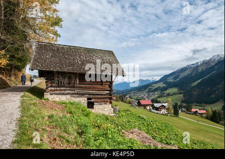 Randonneurs sur le Hoehenweg près de Hirschegg à Kleinwalsertal (vallée de Little Walser)/Vorarlberg. Banque D'Images