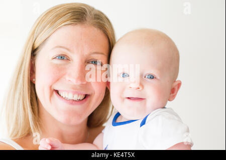 Une happy smiling mother and baby Banque D'Images