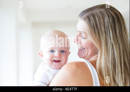 Une happy smiling mother and baby Banque D'Images