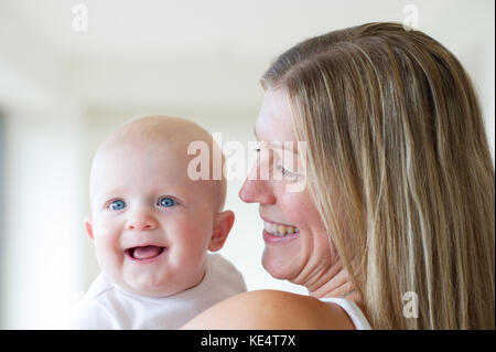 Une happy smiling mother and baby Banque D'Images