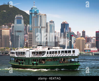 Hong Kong, SAR, Chine - 31 mai 2013 : Star ferry traversant le port de Victoria du centre sur l'île de hong kong à Tsim Sha Tsui, Kowloon Banque D'Images