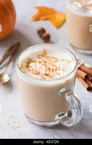 Pumpkin spice latte au caramel à la cannelle dans une tasse en verre. vue rapprochée Banque D'Images
