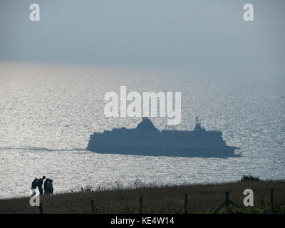 Le port ferry de Douvres prises depuis les falaises avec silhouette de marcheurs Banque D'Images