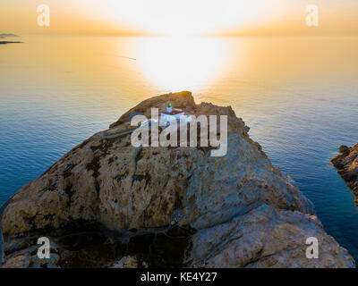 Vue aérienne de la pietra phare au coucher du soleil, l'Île-rousse, l'île rouge Corse, Corse, France Banque D'Images