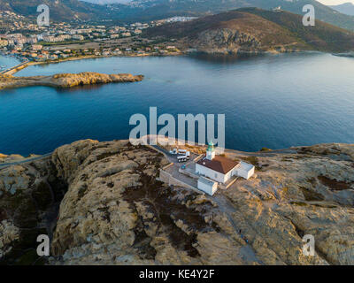 Vue aérienne de la pietra phare au coucher du soleil, l'Île-rousse, l'île rouge Corse, Corse, France Banque D'Images