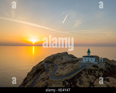 Vue aérienne de la pietra phare au coucher du soleil, l'Île-rousse, l'île rouge Corse, Corse, France Banque D'Images