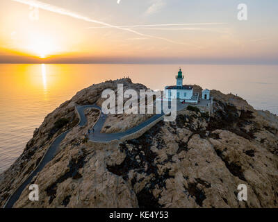 Vue aérienne de la Pietra phare au coucher du soleil, l'Ile-Rousse, l'Île Rouge Corse, Corse, France Banque D'Images