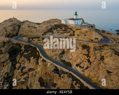 Vue aérienne de la pietra phare au coucher du soleil, l'Île-rousse, l'île rouge Corse, Corse, France Banque D'Images