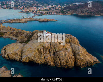 Vue aérienne de la pietra phare au coucher du soleil, l'Île-rousse, l'île rouge Corse, Corse, France Banque D'Images