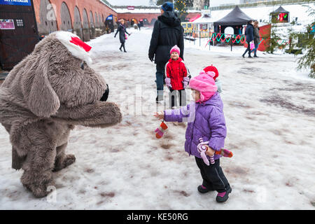 Hamina, Finlande - le 13 décembre 2014 : Noël à Hamina bastion, animateurs en costumes d'animaux avec des enfants de la danse Banque D'Images