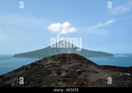 La vue du mont krakatau, dont l'éruption en 1800 est si légendaire. l'explosion est considéré comme le plus fort jamais entendu le son de l'histoire moderne. Banque D'Images