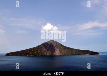 La vue du mont krakatau, dont l'éruption en 1800 est si légendaire. l'explosion est considéré comme le plus fort jamais entendu le son de l'histoire moderne. Banque D'Images