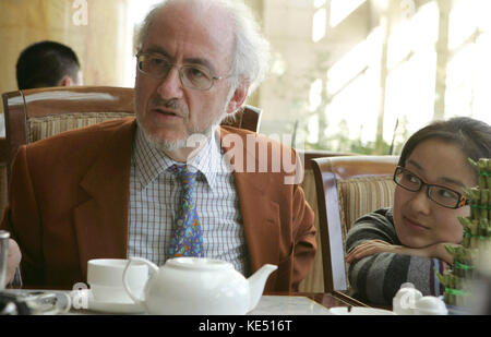 Norman Lebrecht à Beijing 2007 avec son traducteur. Banque D'Images
