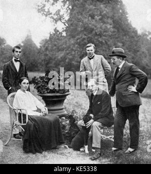 Serge Diaghilev, collègues et amis - (de gauche à droite) Léonide Massine Massine, Natalia Gontcharova, Mikhail Larionov, Igor Stravinski et Léon Bakst. à Lausanne, Suisse, 1915. SD, fondateur du Ballet russe Russes : 31 mars 1872 - 19 août 1929. LM, chorégraphe russe : 9 août 1896 - 15 mars 1979. NG, peintre russe : 4 juin 1881 - 17 octobre 1962. ML, peintre russe : 3 juin 1881 - 10 mai 1964. Est, compositeur russe : 17 juin 1882 - 6 avril 1971. LB, Fédération de créateur de costumes : 10 mai 1866 - 28 décembre 1924. Banque D'Images