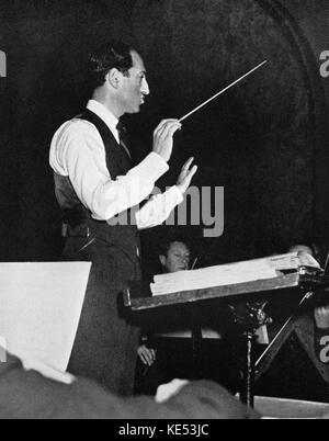 La conduite de George Gershwin avec l'orchestre de répétition . Compositeur et pianiste, 26 septembre 1898 - 11 juillet 1937 Banque D'Images