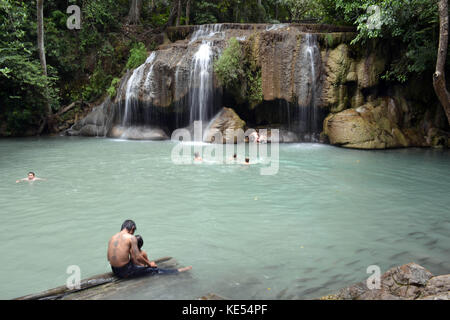 Promenade autour du parc national d'Erawan, dans la province de Kanchanaburi en Thaïlande. les personnes bénéficiant de l'étang. pic a été prise en août 2015. Banque D'Images