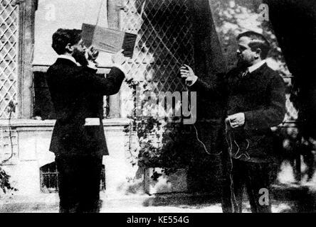 Claude Debussy et Louis Laloy (1874-1944) flying a kite, c. au début des années 1900. CD : . Compositeur français, 22 août 1862 - 25 mars 1918. Banque D'Images