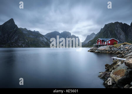 Rouge traditionnel cottage rorbu dans village hamnoy, îles Lofoten, Norvège Banque D'Images