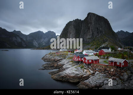 Rouge traditionnel rorbu cottages dans village hamnoy, îles Lofoten, Norvège Banque D'Images