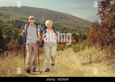 Portrait de deux personnes âgées les randonneurs à pied vers l'appareil photo à l'extérieur Banque D'Images