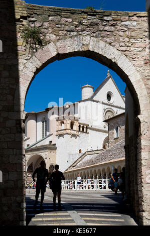 Piazza Inferiore di S. Francesco et romane et gothique italien couvent franciscain Sacro Convento avec l'Église et de l'Église basse de la Basilique Banque D'Images