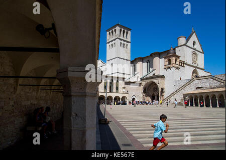 Piazza Inferiore di S. Francesco et romane et gothique italien couvent franciscain Sacro Convento avec l'Église et de l'Église basse de la Basilique Banque D'Images