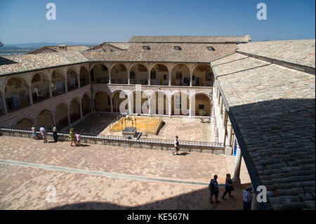 Cour du Couvent Franciscain Sacro Convento répertorié au Patrimoine Mondial de l'UNESCO à Assise, en Ombrie, Italie. 27 août 2017 © Wojciech Strozyk / Alamy stoc Banque D'Images