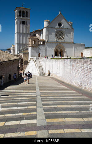 Piazza Inferiore di S. Francesco et romane et gothique italien couvent franciscain Sacro Convento avec l'Église et de l'Église basse de la Basilique Banque D'Images
