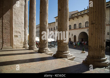 Ancienne cité romaine Tempio di Minerva (Temple de Minerve), aujourd'hui Église de Santa Maria sopra Minerva (Église Sainte Marie au-dessus de Minerva) sur la Piazza del Comune Banque D'Images