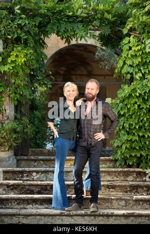 Sting et sa femme trudie dans leur propriété villa il palagio, Figline Valdarno, florence, toscane, italie, 04/08/2015 © Crédit sandro michahelles/ Banque D'Images