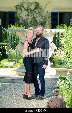 Sting et sa femme trudie dans leur propriété villa il palagio, Figline Valdarno, florence, toscane, italie, 04/08/2015 © Crédit sandro michahelles/ Banque D'Images