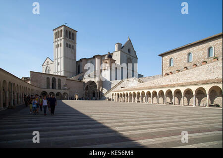 Piazza Inferiore di S. Francesco et romane et gothique italien couvent franciscain Sacro Convento avec l'Église et de l'Église basse de la Basilique Banque D'Images
