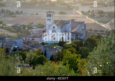 De style roman et gothique italien Sacro Convento couvent franciscain avec l'église supérieure de la Basilique Papale di San Francesco (Basilique Papale de Saint François Banque D'Images