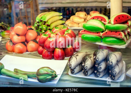 Avec pâte d'amande sous forme de fruits et de poisson. Sicilienne typique. La structure horizontale. Banque D'Images