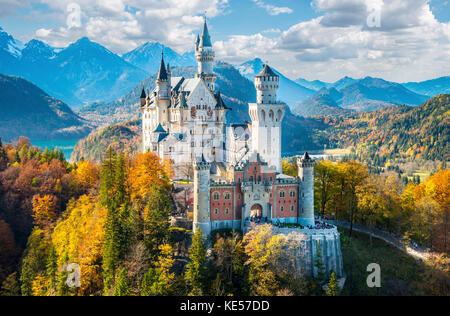 Le château de Neuschwanstein en automne, Alpsee derrière, Schwangau, Ostallgäu, Allgäu, souabe, Bavière, Allemagne Banque D'Images