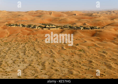 Dunes de sable en face de l'hôtel Qasr-al-Sarab, désert de Liwa, Abu Dhabi, Émirats arabes Unis Banque D'Images