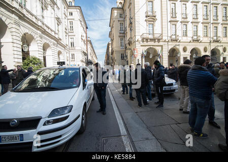 Turin, Italie 16 février 2017 : les chauffeurs de taxi protestent à Turin contre uber et de nouvelles lois sur le palazzo civico et piazza Castello à Turin, Italie Banque D'Images