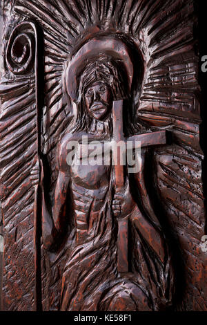 Les Seychelles, Mahe, Immaculée Conception Cathédrale Catholique, porte en bois sculpté montrant le Christ avec Shepherd's crook et cross Banque D'Images