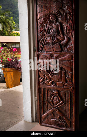 Les Seychelles, Mahe, Immaculée Conception Cathédrale Catholique, porte en bois sculpté montrant épreuves de la vie, la maladie, la famine et la guerre Banque D'Images