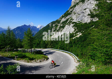 Les cyclistes sur la route du col entre vrsic, Kranjska Gora, les Alpes juliennes, en Slovénie Banque D'Images